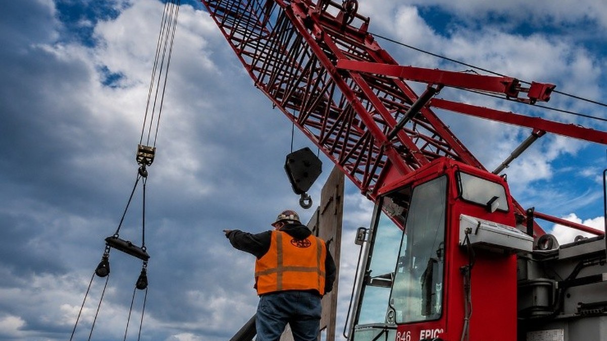 Lift director coordinating crane operations